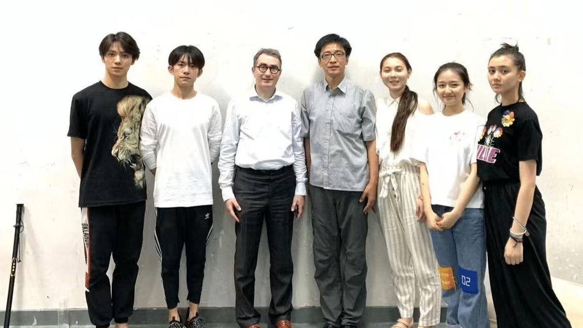 从晒出的照片来看,演员王鑫站在最中间,他精神抖擞,戴着眼镜格外有