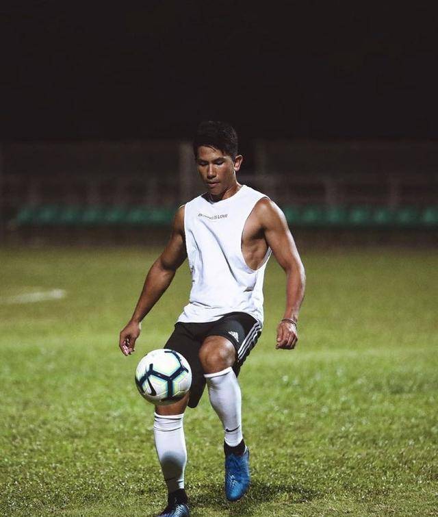 文莱王子年方28还有八块腹肌,出访一次被惦记半年,吴尊没法比