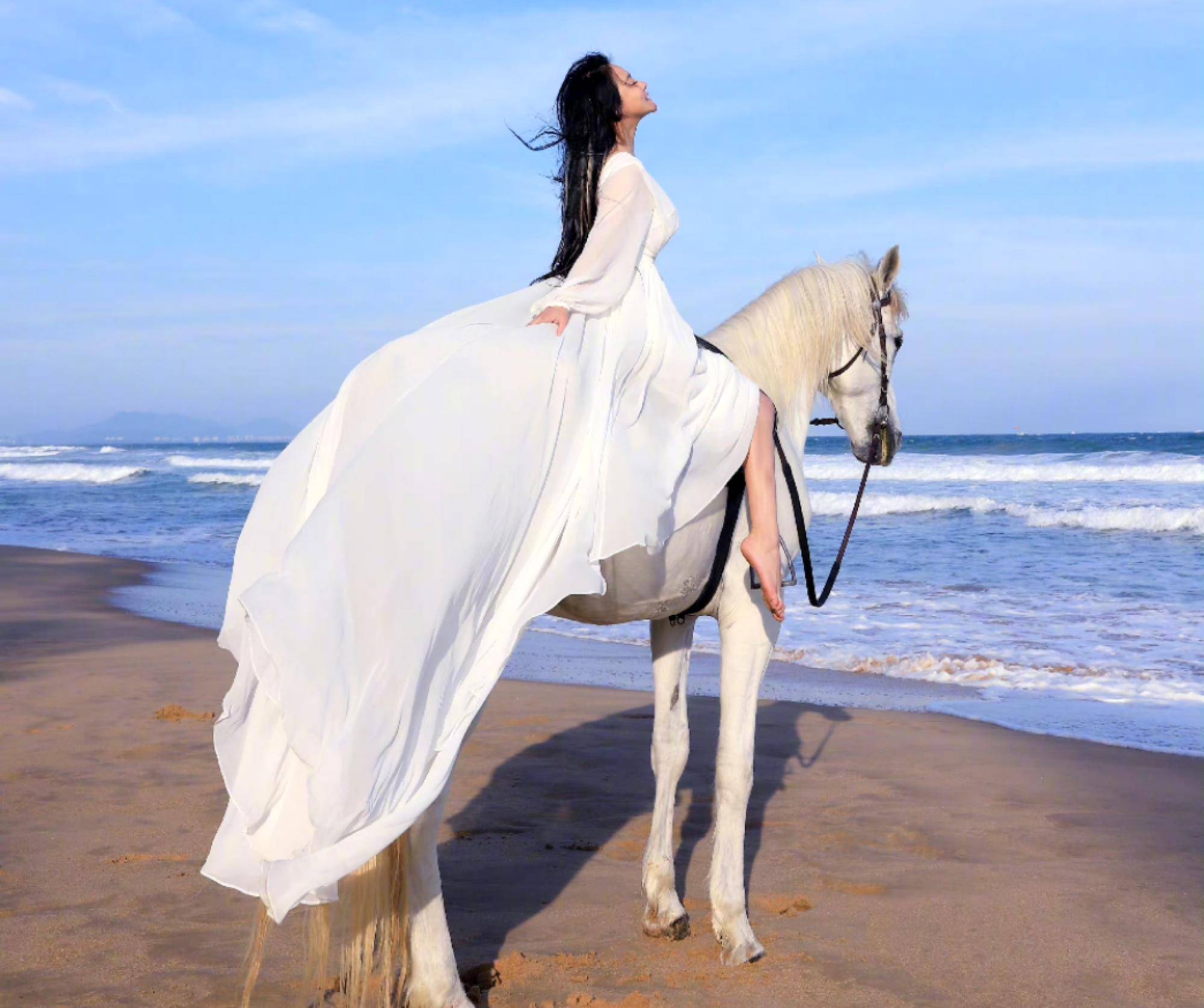 邹市明娇妻晒骑马照!