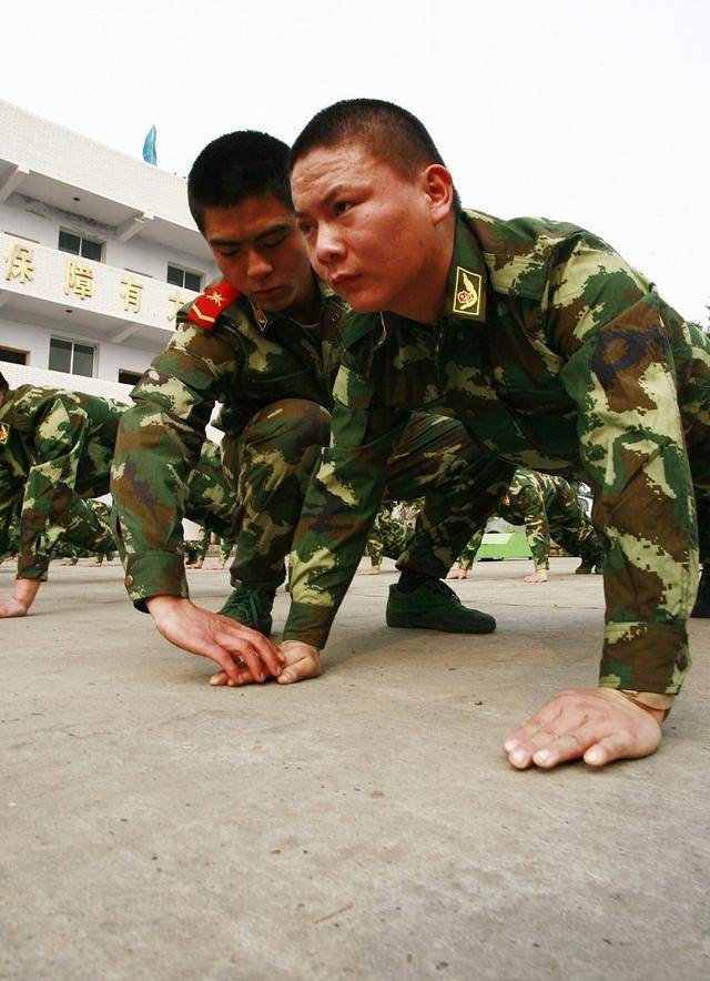 武警机动师侦察兵图片