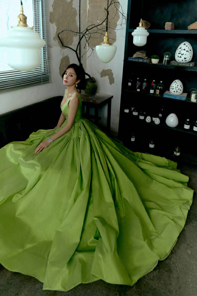 在款式上,这款裙装采取吊带礼服长裙的设计,也特别适合秦岚.