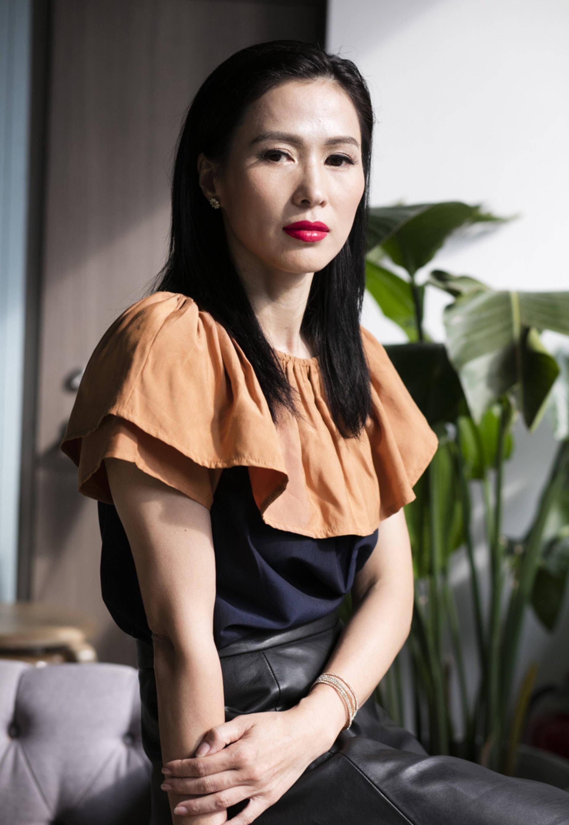 梁琤:一代打女当红隐退照顾患病父亲,年过50养8口家人仍单身_婚姻