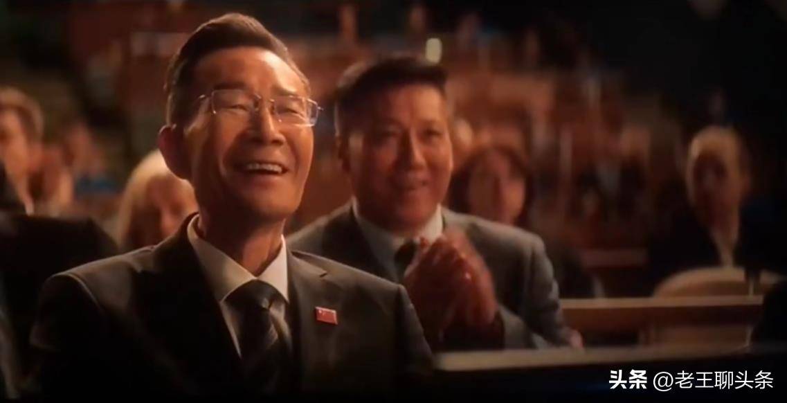 自豪大笑的镜头,致敬了一张1971年11月15日拍摄的照片——《乔的笑》