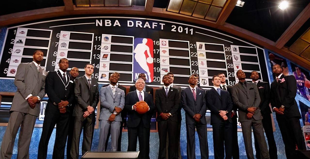 他从状元掉到15顺位,而3冠的他只是11顺位_欧文_沃克_巴特勒