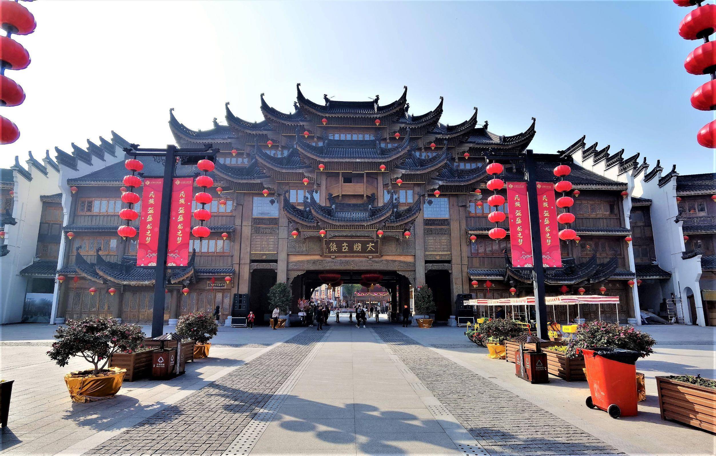 仿造的太湖古镇位于浙江湖州市长兴县杨小线太湖龙之梦乐园内,是一处