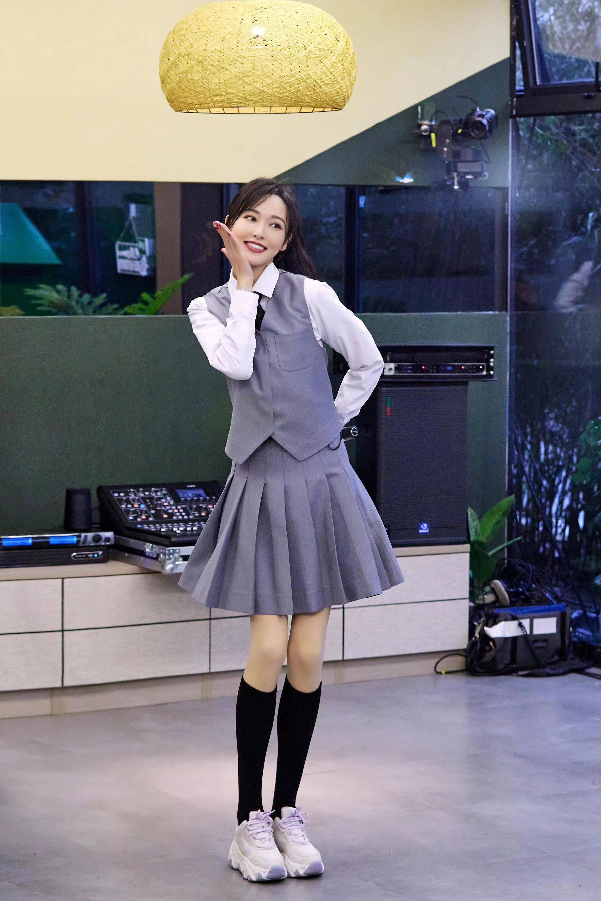 39岁唐嫣扮嫩美成少女穿百褶裙扎高马尾跳女团舞颜值能当门面