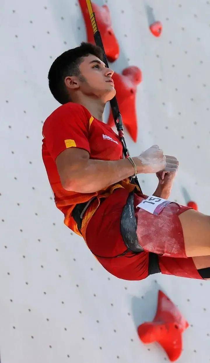 首枚奥运攀岩冠军获得者19岁的阿尔贝托因高颜值走红_运动_东京