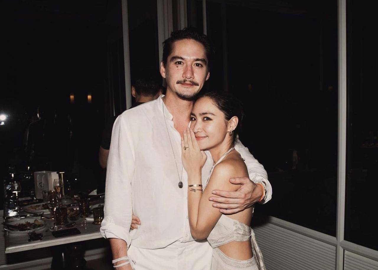 2022年8月8日,泰国著名演员,影帝阿南达冒着瓢泼大雨向女友尼查求婚.