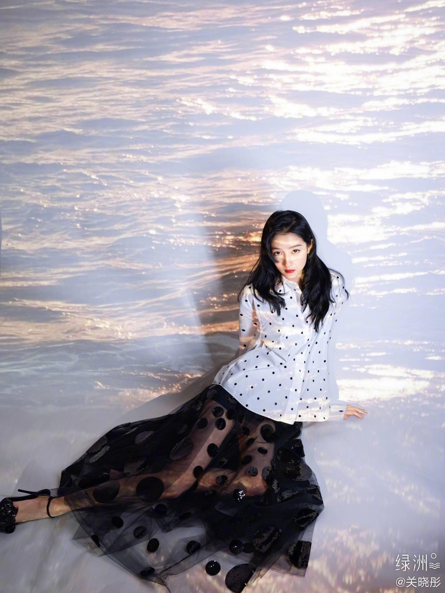 23岁关晓彤古灵精怪,大女人小女孩随心变,教科书搭配值得学!