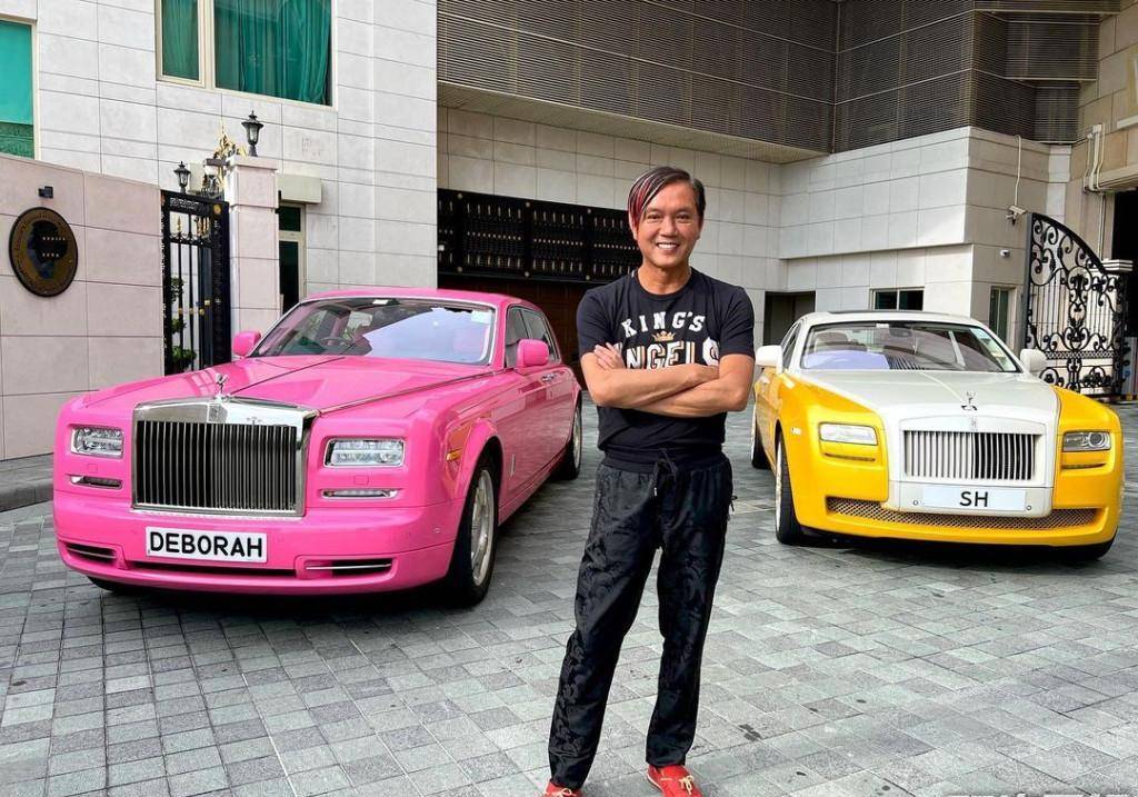 洪永时仍然留着标志性的"非主流"发型,出行都是私人飞机和劳斯莱斯,有