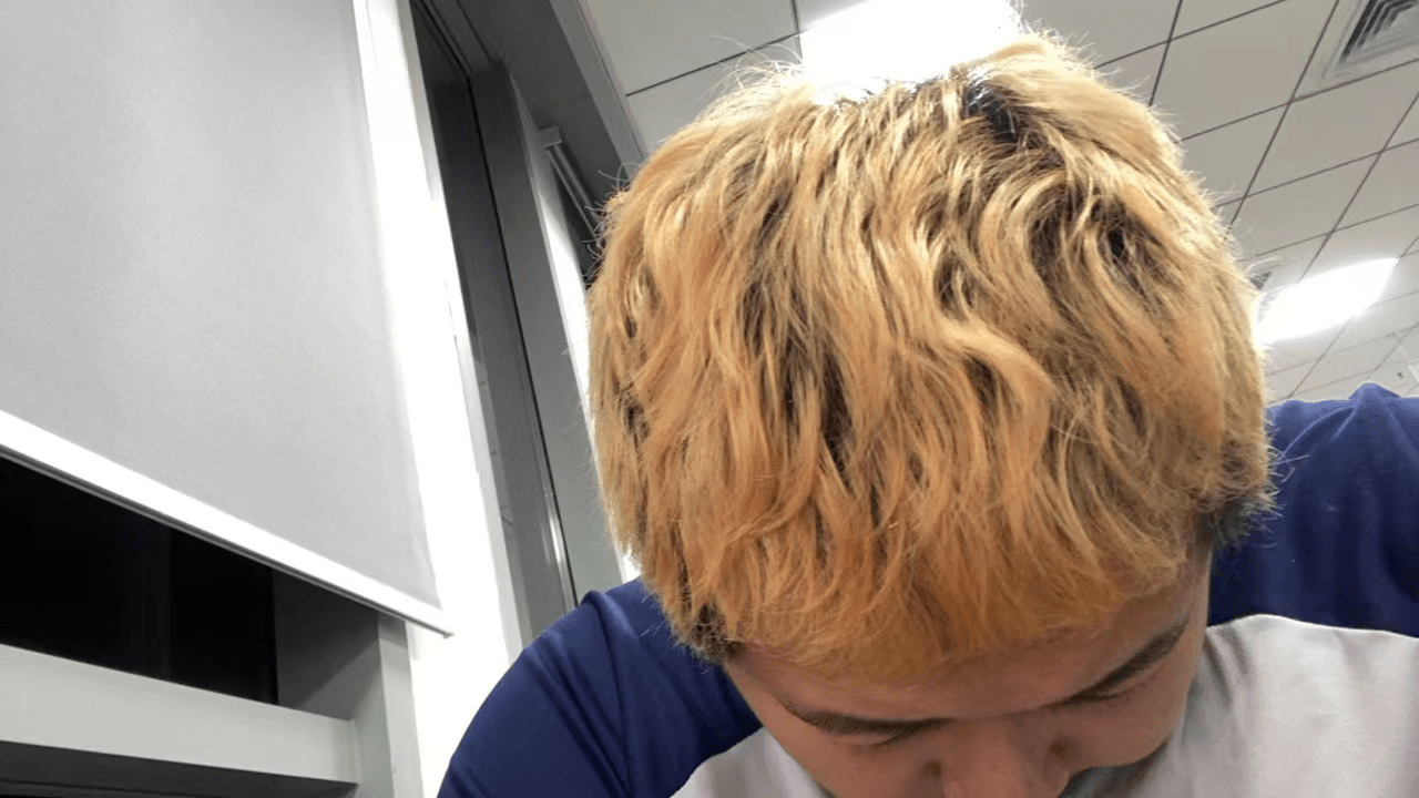 （这黄头发已经成了我的防伪标志了。。。） 之前有好多朋友说是头发长了而已