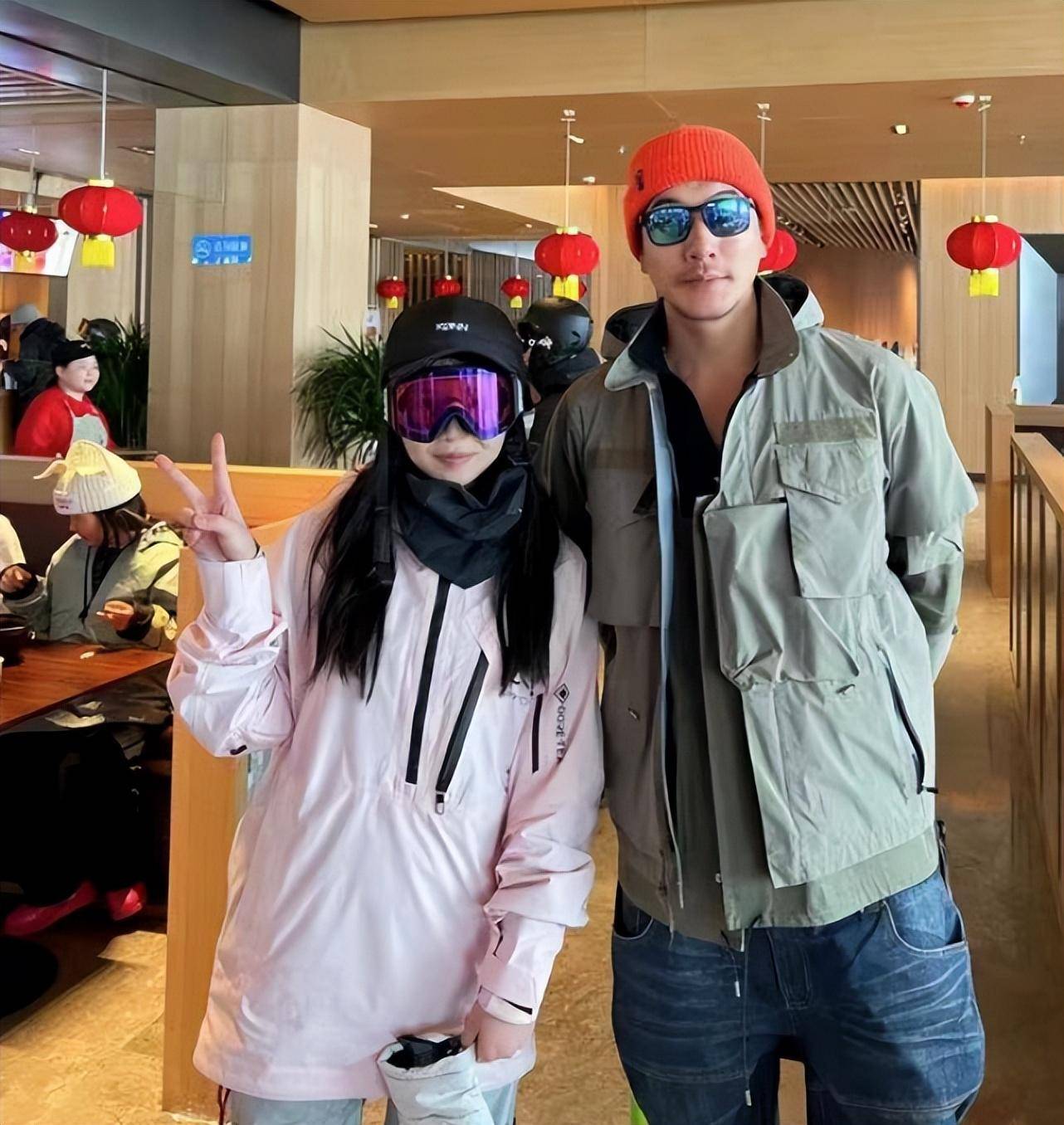 张亮带儿女滑雪,前妻寇静低调陪伴,7岁女儿个头好高超像天天_肖恩