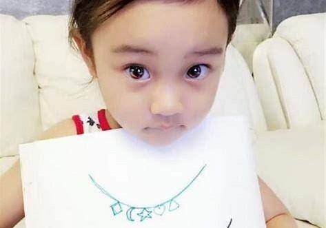 网曝甜馨疑似改名,缺失完整家庭的美满,那个丫头还过得开心吗?