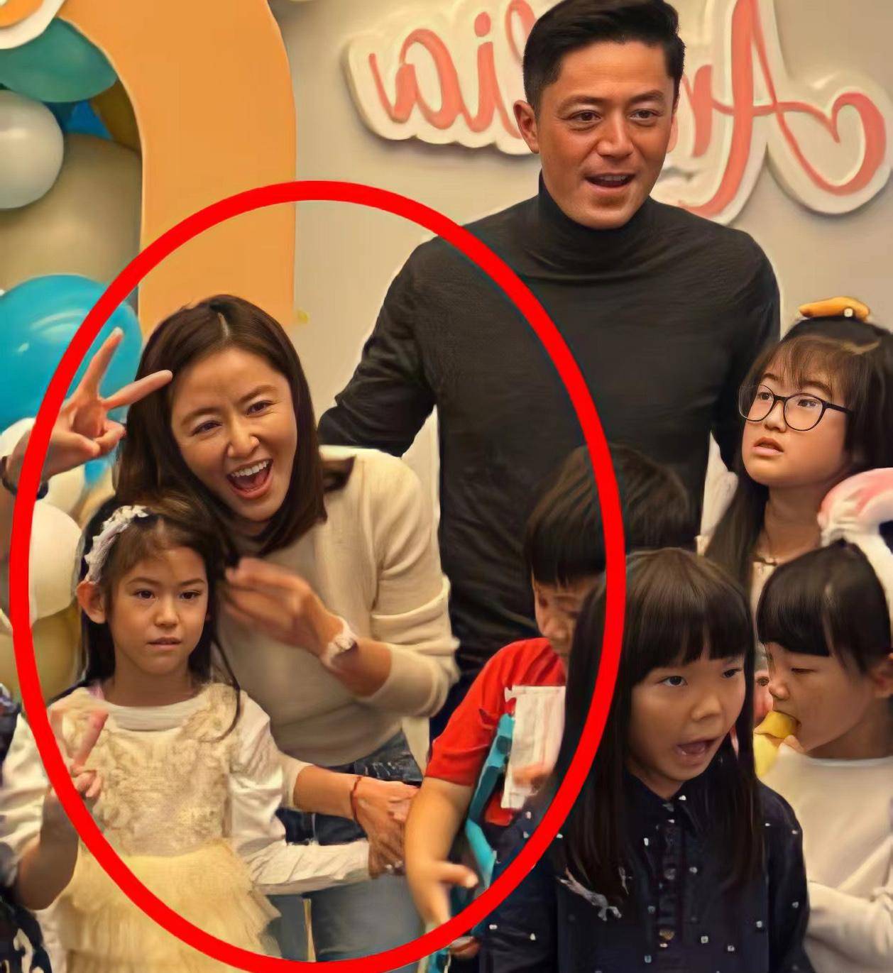 林心如一家三口合影遭泄露,自己一身行头超百万,霍建华和女儿穿搭被嘲