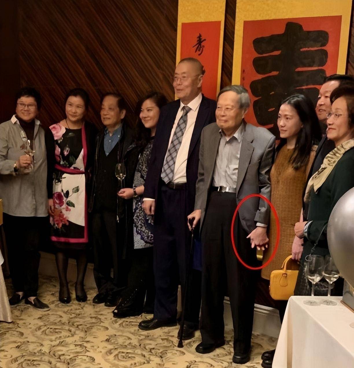 钢琴大师刘诗昆:76岁三婚娶40岁娇妻,81岁老来得女,还想生儿子_盖燕