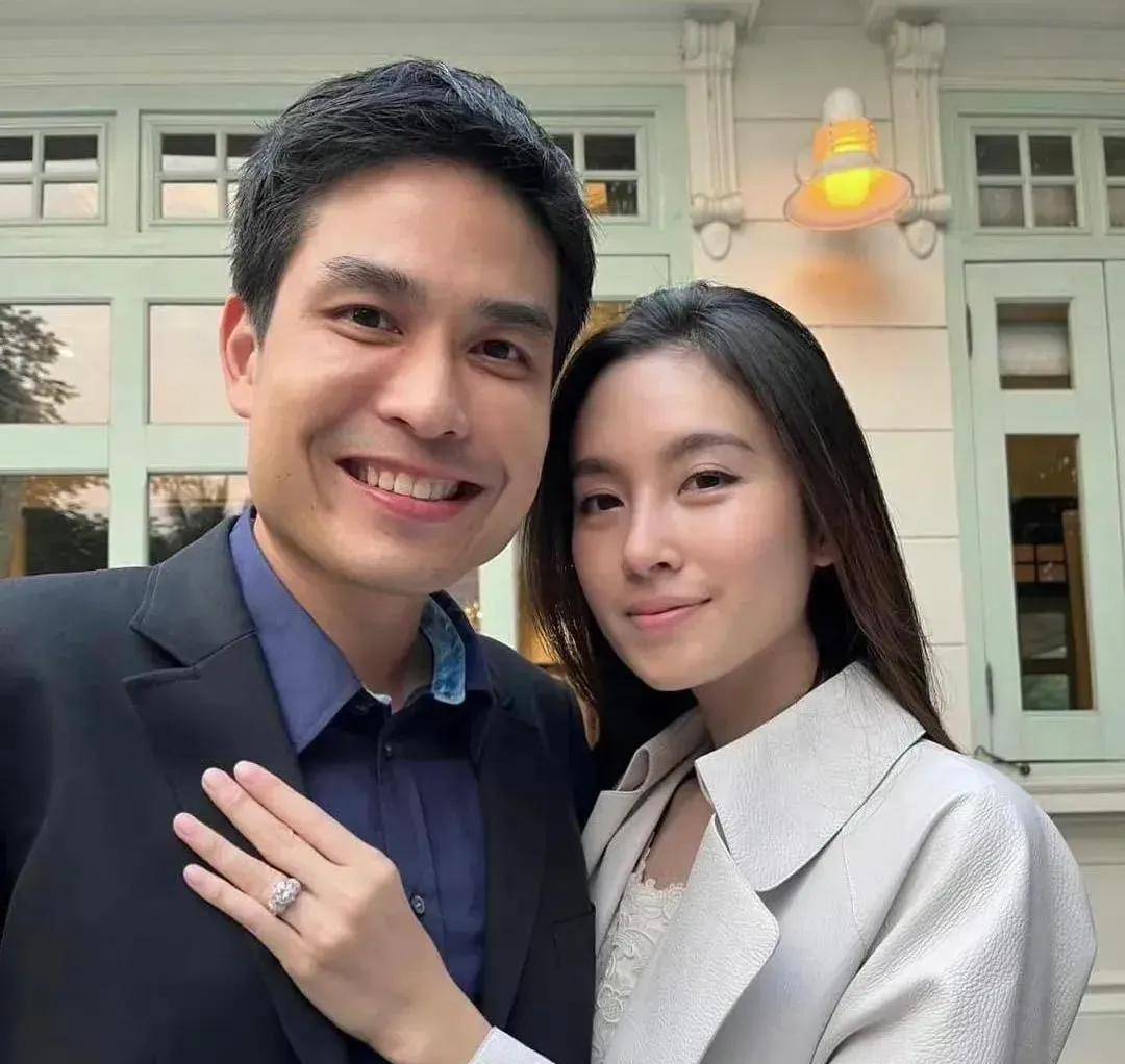 也算是青梅竹马,二人第一次见面的时候oak就很喜欢宝儿,那时候她还是