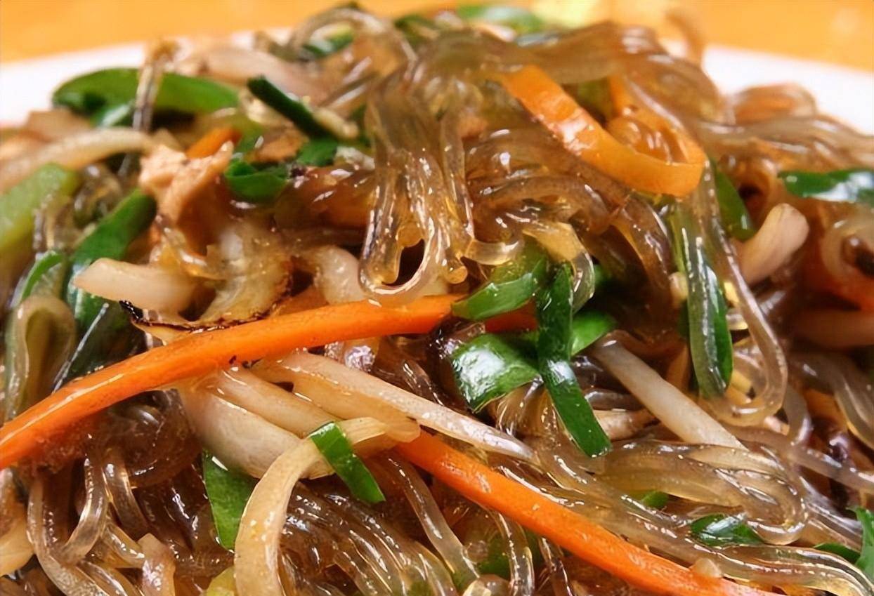 炒粉丝的时候,有的先蘸水,有的直接炸!_芹菜_清水_加入适量