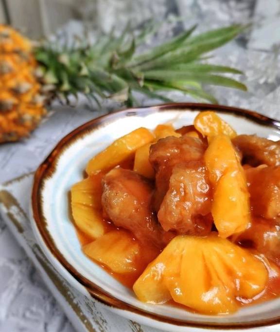 【菜名】:菠萝排骨【食材清单】:菠萝,排骨,酱油,料酒,食用油,生粉