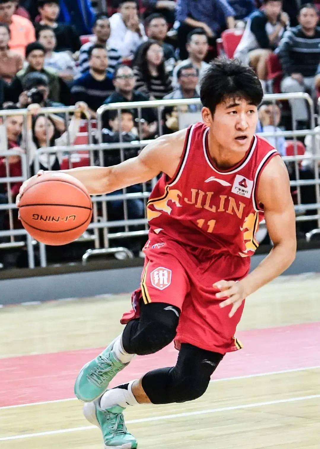 中国男篮三分王姜伟泽:入县小学球队母亲陪读,获3万资金给父母_比赛