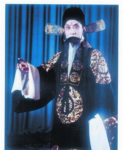 京剧名角关栋天凭借着天生的好嗓子与家庭成为名角,却与兄弟反目