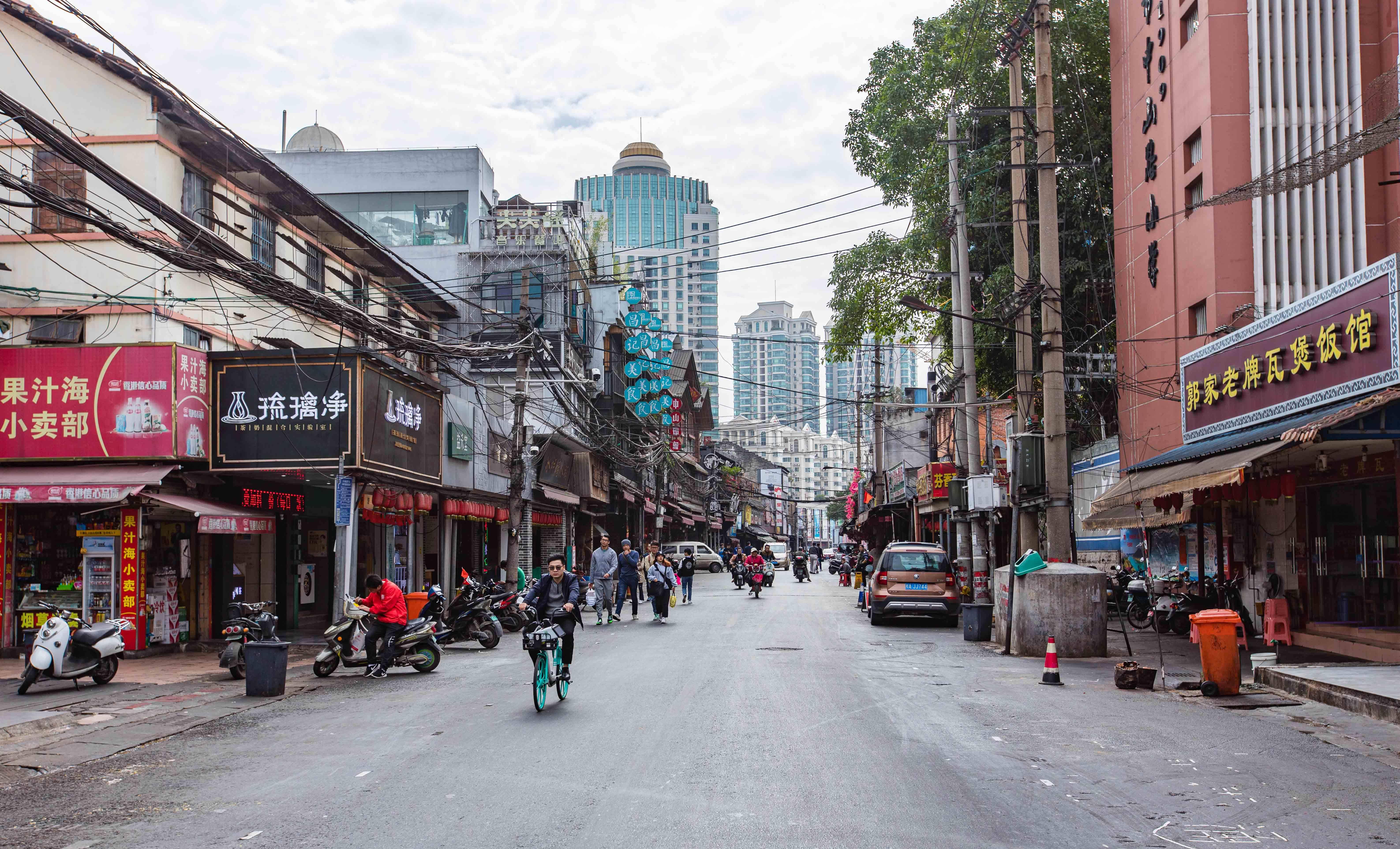 中山路步行街白天图片