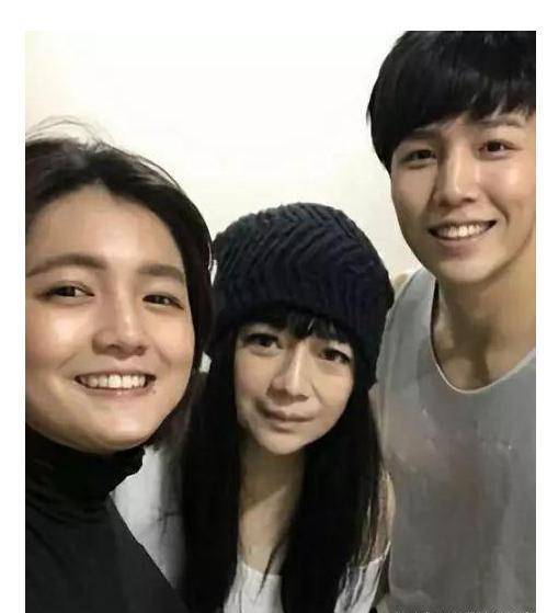 儿子长大后眉眼有几分像生父林瑞阳,女儿却去做了一名空姐.