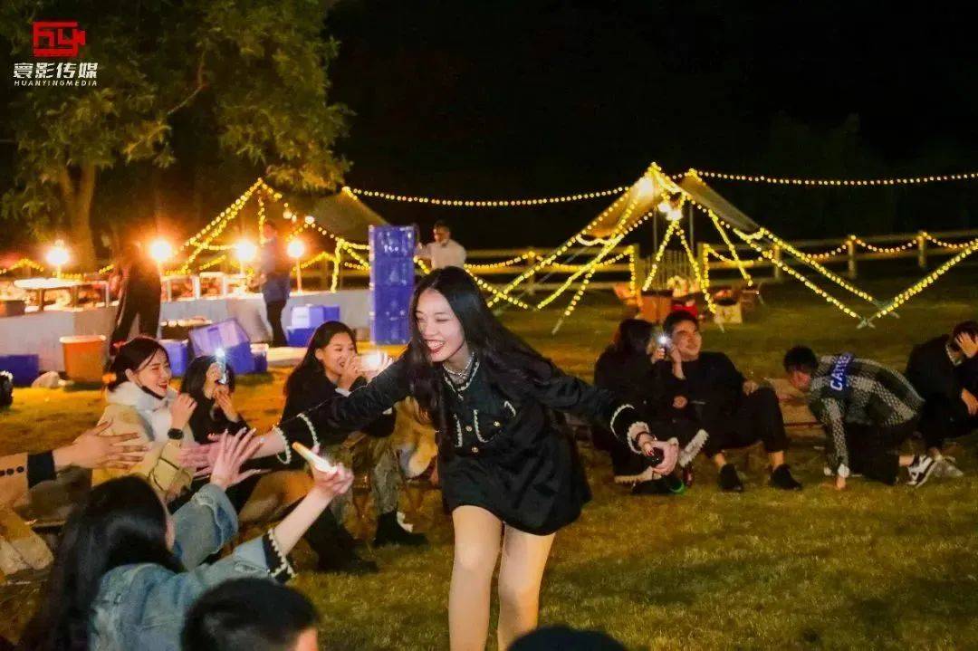 你曾是少年围圈跳兔子舞,最