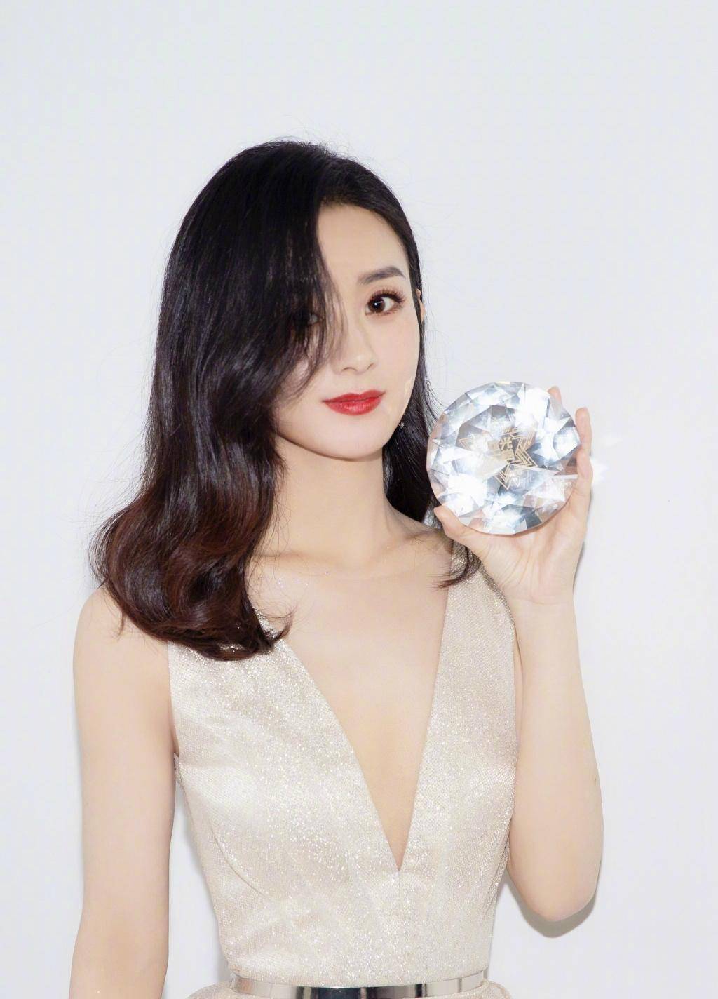 原来赵丽颖带儿子和朋友聚餐,宝宝正脸照曝光,乖巧可爱,颖宝散发母性