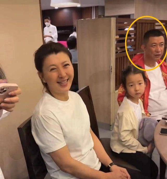 自从闫学晶和马东明结婚后,由于马东明是圈外人,关于他的照片很少,有