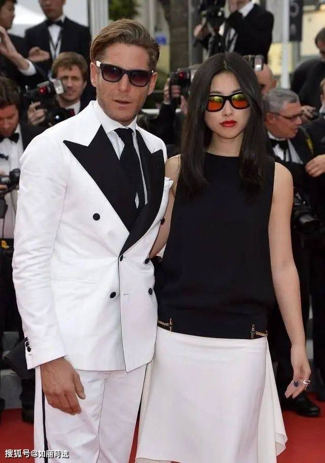 恋情持续半年,拉波·埃尔坎被拍到和其他女人在街头热吻