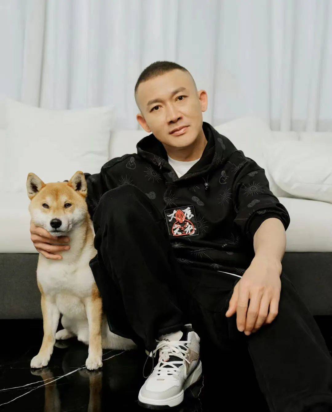 而且,聂远头发稀疏,不知是不是拍戏压力大,频繁脱发,还是上了年纪