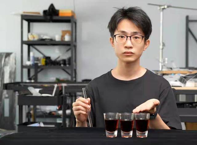 网红何同学被曝生活太乱,网友称其私下女友多,男方工作室已回应_女生