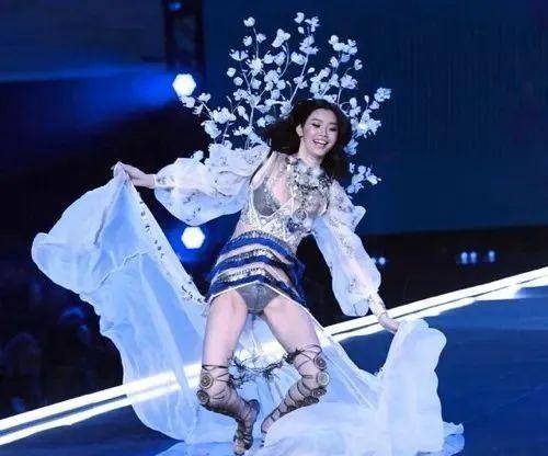 奚梦瑶:在内衣秀上一摔成名,嫁给小她6岁的何猷君成豪门阔太_人生