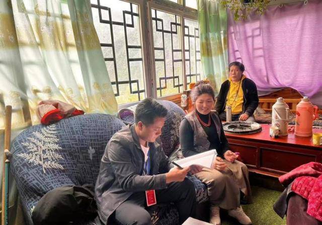 为脱贫家庭扶牢"顶梁柱"浙江"顶梁柱"健康公益保险项目在四川德格落地