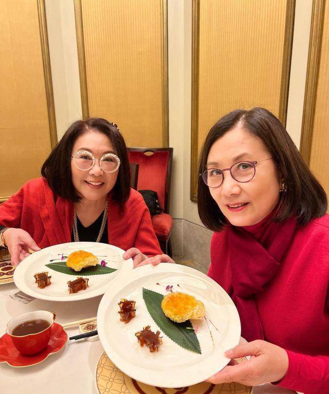 汪明荃李司棋同穿红色衣服难得开心同框,原来两人很有缘分_网友_电视