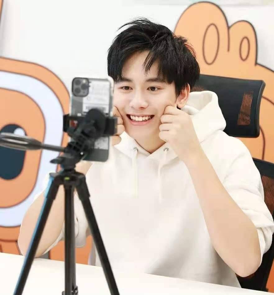 胡先煦小时候综艺视频意外曝光,暴露他热爱表演的特质?