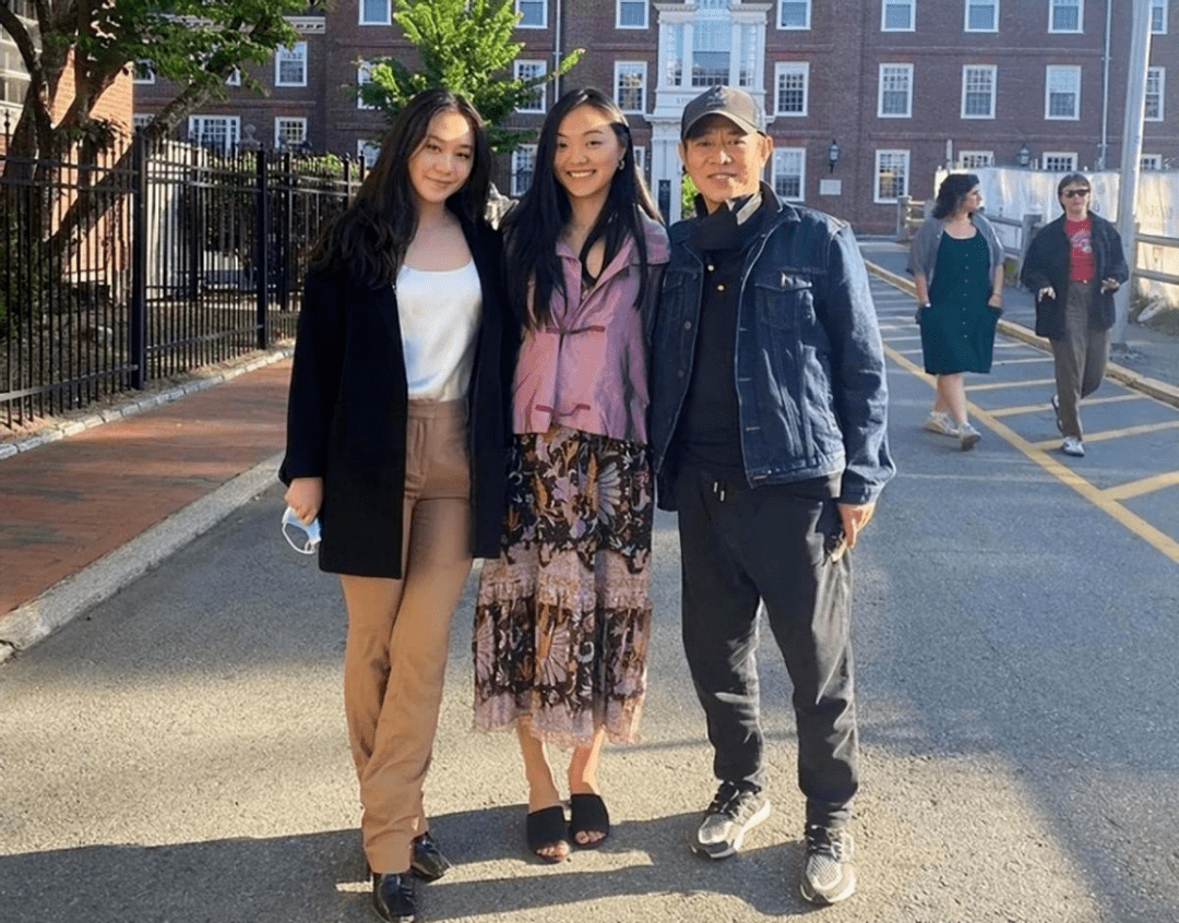 李连杰晒全家福!夫妻俩自然老去,奈何两女儿都没遗传妈妈美貌!