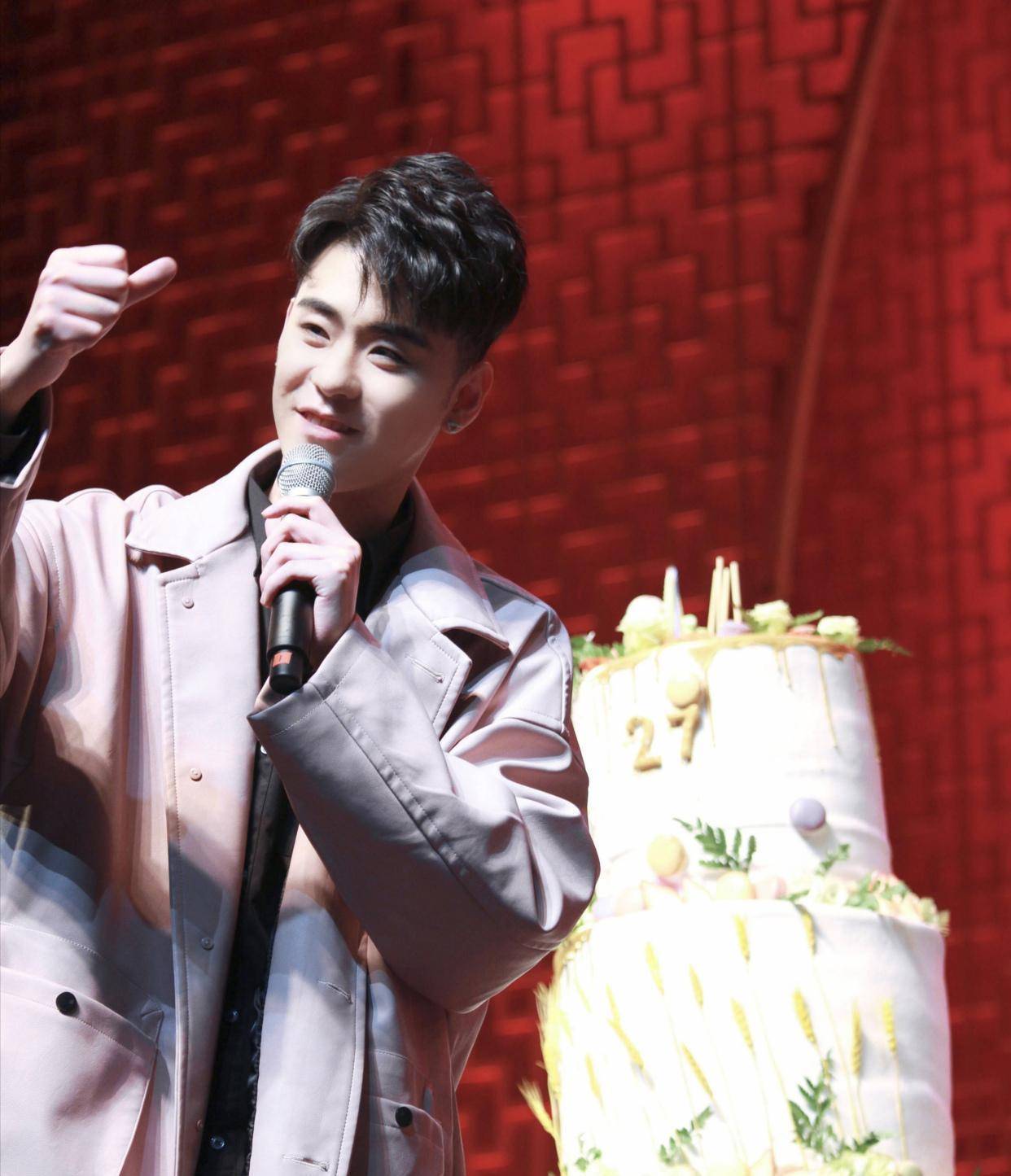 张云雷复出九周年:读懂他和郭德纲的爱,才理解他怒斥毒唯的狠_师父