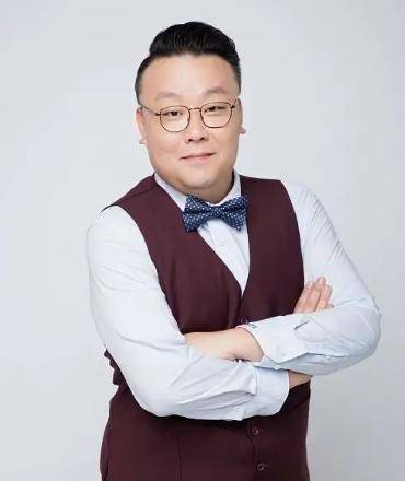 《今日关注》主持人尹铮铮,接力逐渐隐退的郑达,成为新时代代表_节目