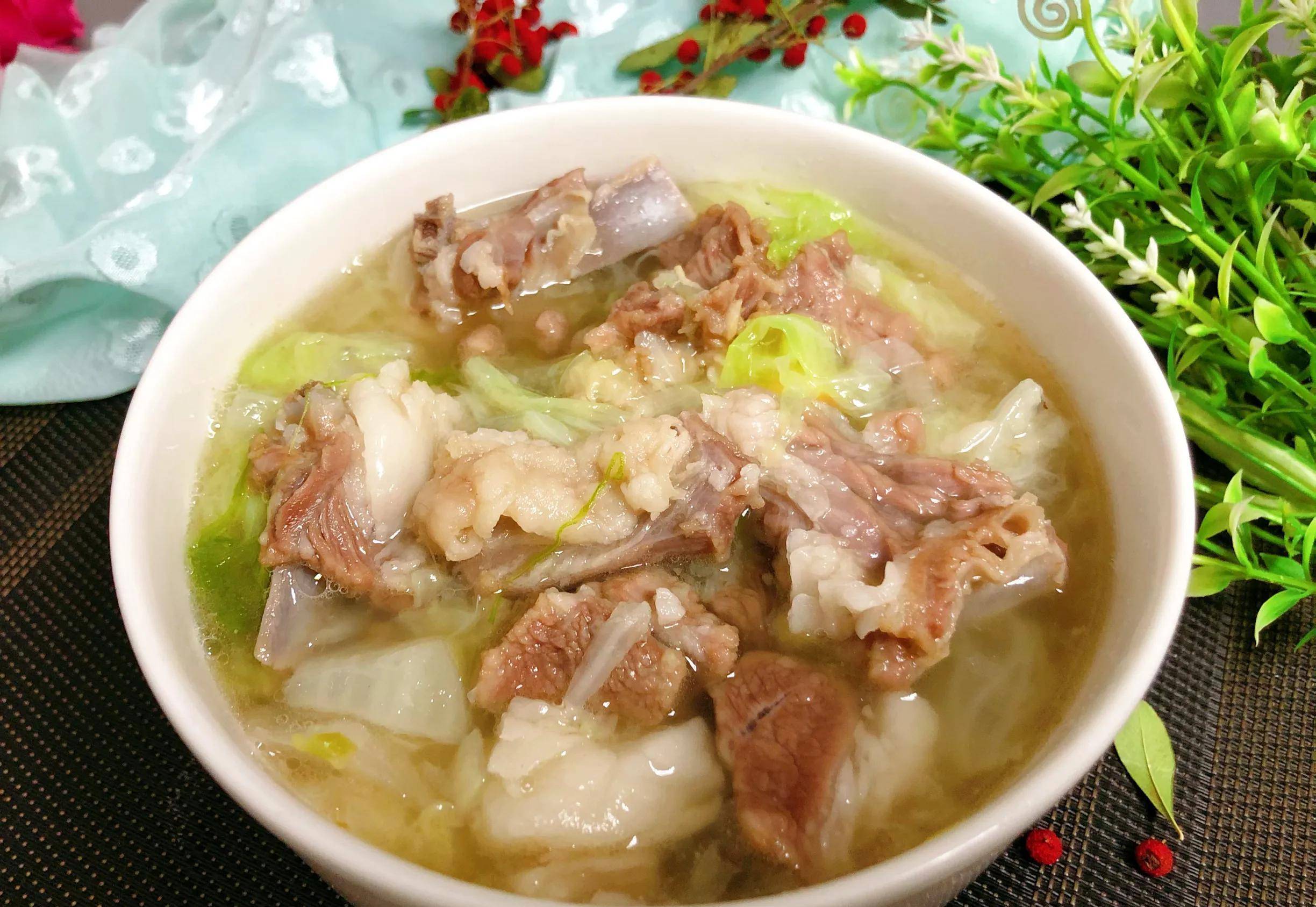 《清单》羊肉,白菜,葱姜,花椒,料酒,盐,味精(1)首先把羊肉切成小块