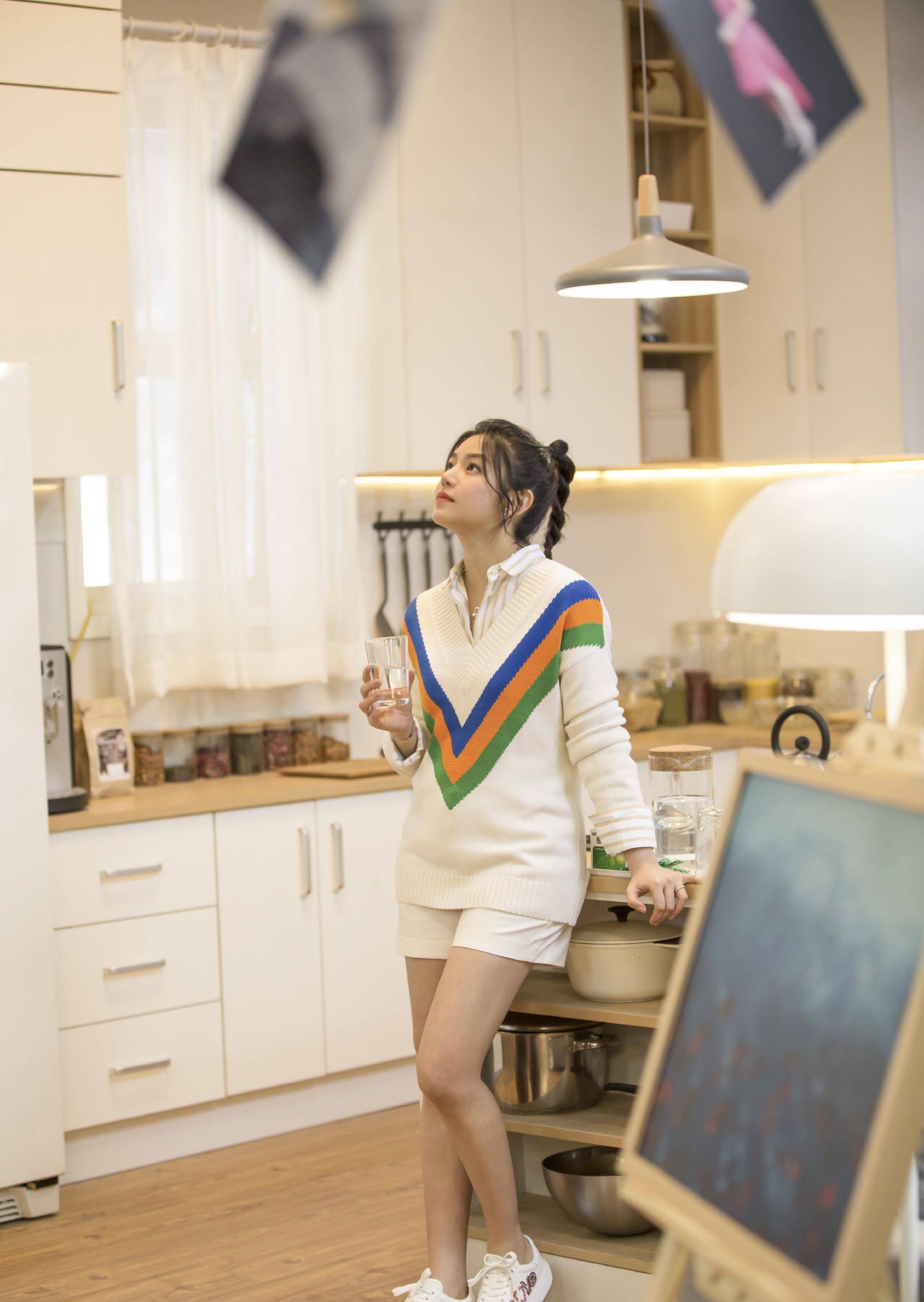 易肿体质陈妍希羡慕小林青霞,只因她敢在晚上吃泡面_白色_男生_上镜