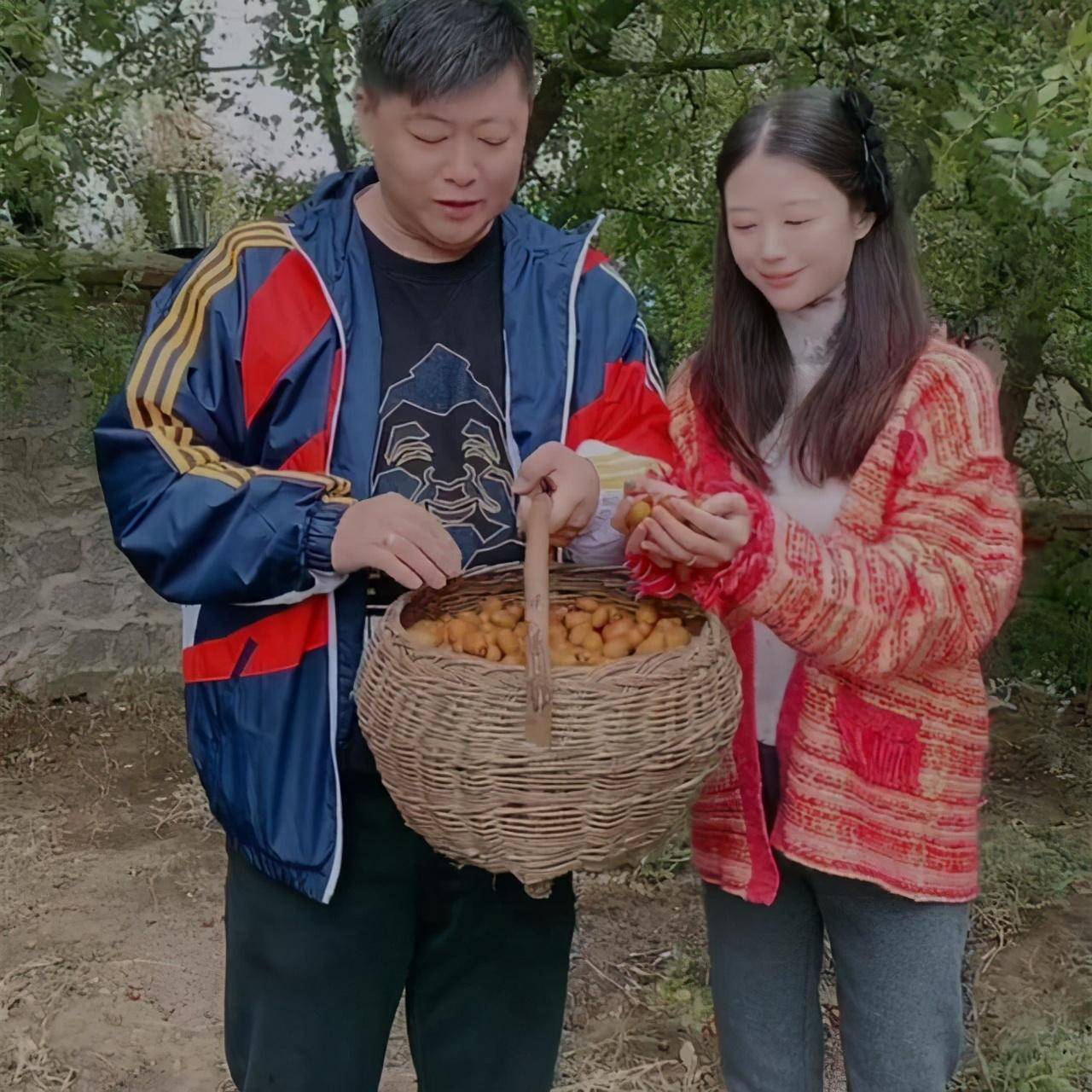 今年1月,"谢永强"贺树峰在个人社交平台晒出了自己与小12岁妻子杨晨的