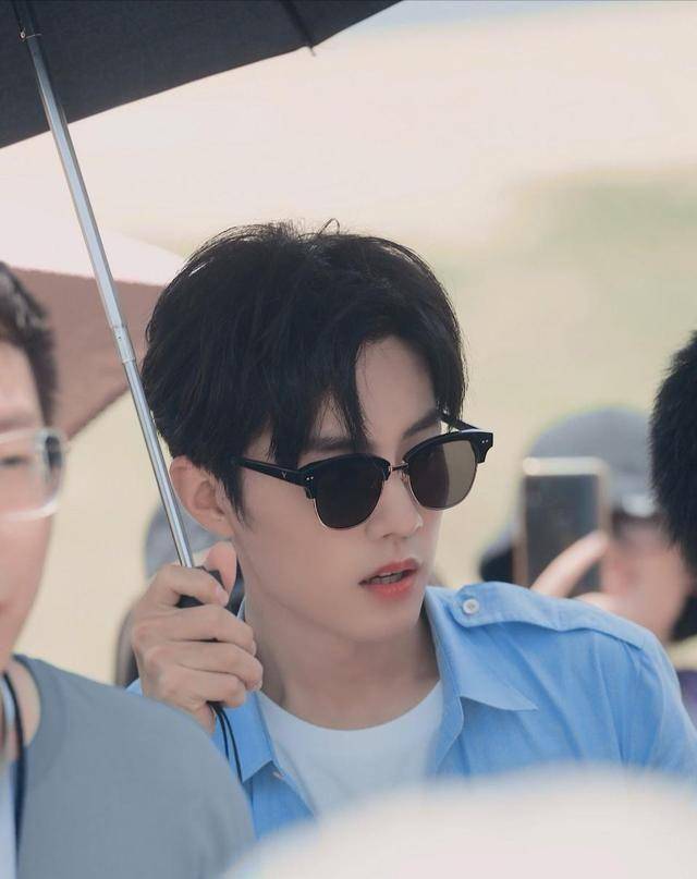 同样是当伴娘,唐艺昕伴娘服很良心,唐嫣穿的伴娘服却有点土_肖战_王