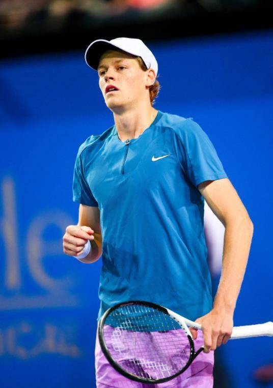 法国蒙特利尔举行的atp250决赛中,21岁的意大利新星贾尼奇·辛纳指挥