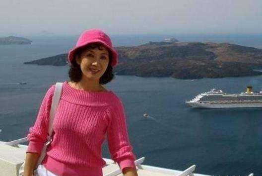 龚雪67岁了也好洋气,毛衣搭小礼帽时髦淡雅,真是从年轻美到老_气质