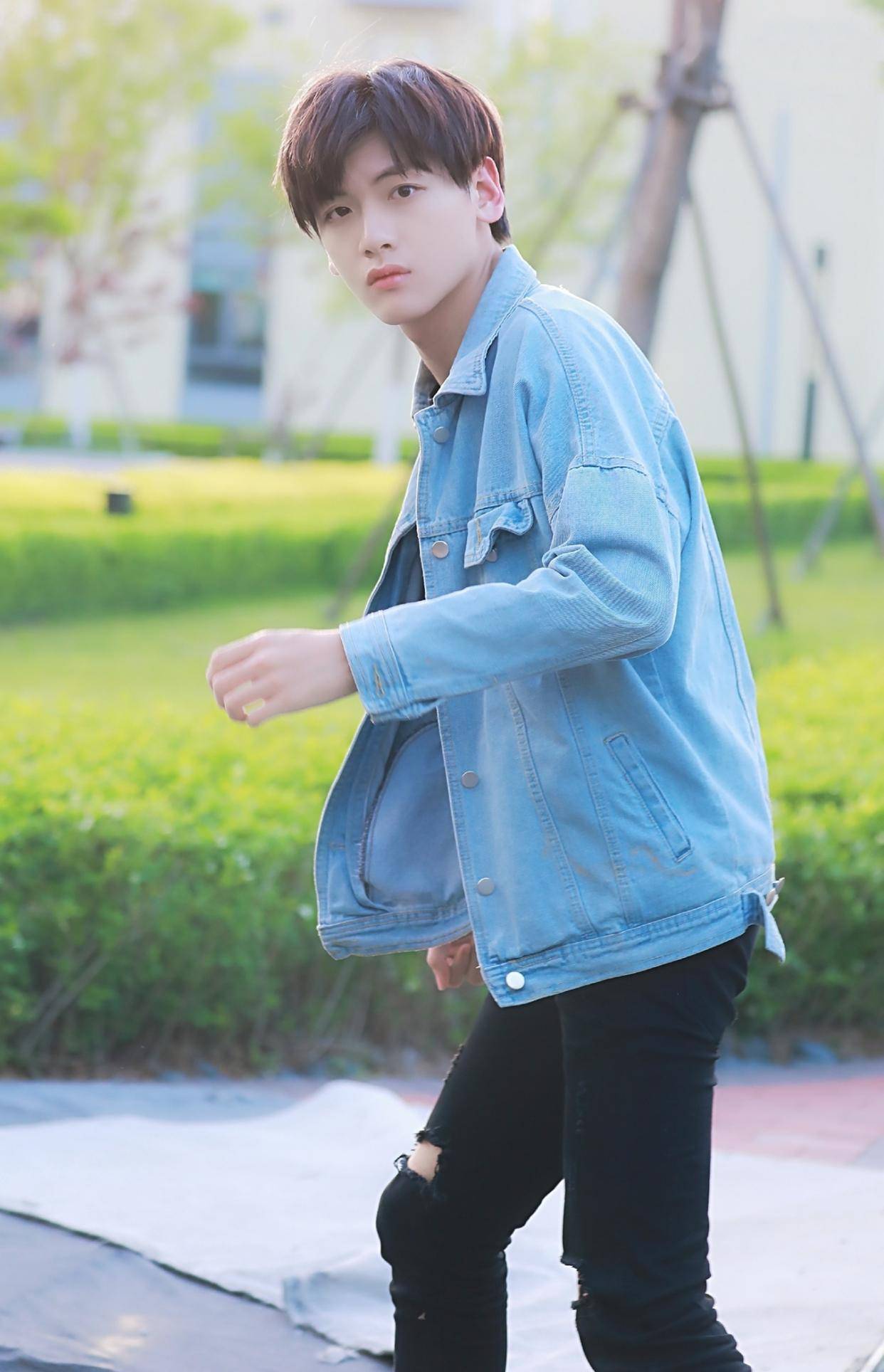 r1se翟潇闻,贩卖梦想的偶像,充满爱与温柔的他衣品更是好到爆炸_阳光