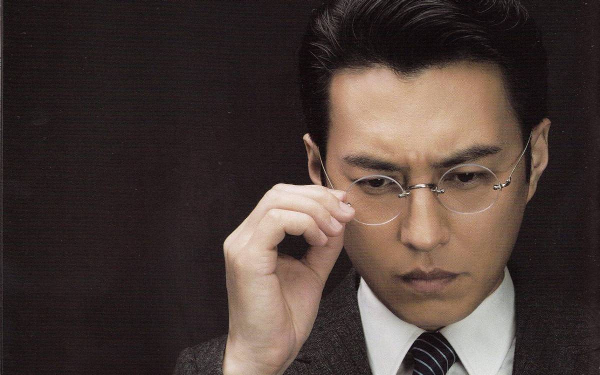 剧中,他扮演大哥明楼,微胖身材大背头,再戴上一副金丝边框的眼镜,斯文