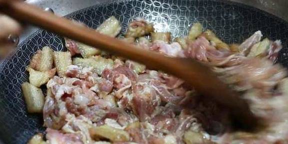 一斤半的猪肉，配上5元半斤辣椒，大姐吃了真尴尬(图9)