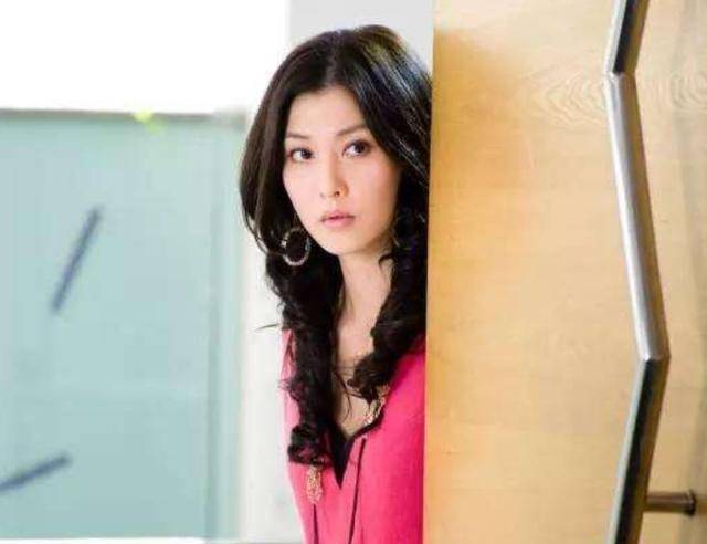 《回家的诱惑》走红的她,不接受规则被封,如今36岁嫁入豪门_李彩桦