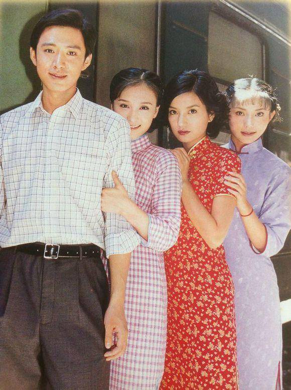 旗袍的款式更是层出不穷,方格,碎花,晕染,层出不穷甚至尔豪这件方格